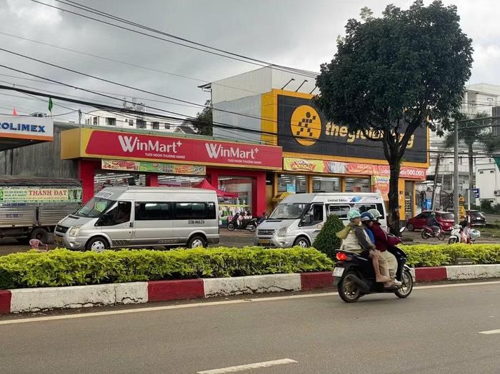 Nhiều phương tiện hoạt động theo kiểu “xe dù”, đón trả khách trái phép tại những tụ điểm tự phát. Ảnh Trần Hiền