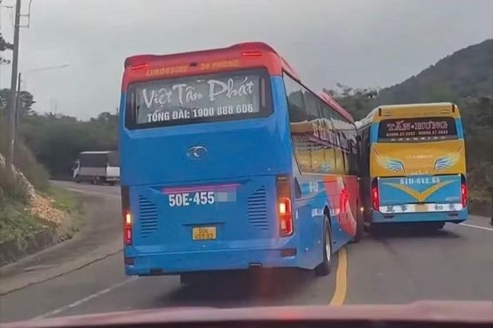Xe khách vượt ẩu trên đèo Mang Yang. Ảnh CACC