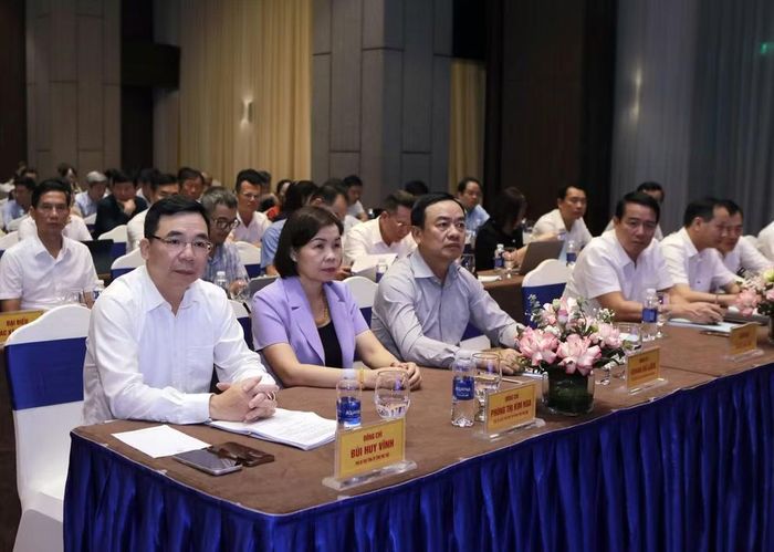 Các đồng chí lãnh đạo tỉnh Phú Thọ tham dự hội nghị.