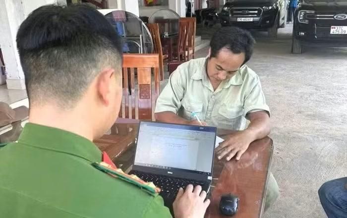 Công an lấy lời khai nghi phạm Vừ Bá Lỉa. Ảnh: Kim Long