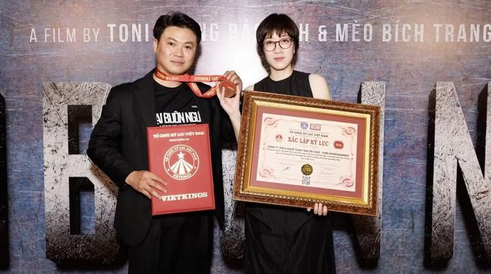 Đạo diễn Toni Dương Bảo Anh cùng Giám đốc sản xuất Mèo Bích Trang nhận bằng xác nhận Kỷ lục Việt Nam cho đơn vị sản xuất phim. Ảnh: Đoàn phim