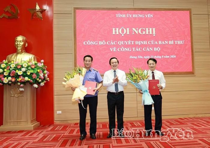 Bí thư Tỉnh ủy Hưng Yên Phạm Quang Ngọc trao quyết định, tặng hoa chúc mừng ông Nguyễn Hoàng Dương và ông Nguyễn Xuân Sơn.Ảnh: Báo Hưng Yên.