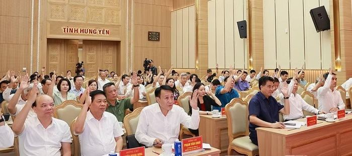 Các đại biểu biểu quyết thông qua dự thảo Nghị quyết Hội nghị Ban Chấp hành Đảng bộ tỉnh lần thứ 8, nhiệm kỳ 2025 - 2030. Ảnh: Báo Hưng Yên