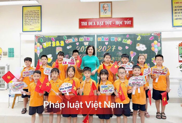 Các em học sinh lớp 3A2 Trường Tiểu học và THCS Hà Đông vui tươi, náo nức bước vào đầu năm học mới.