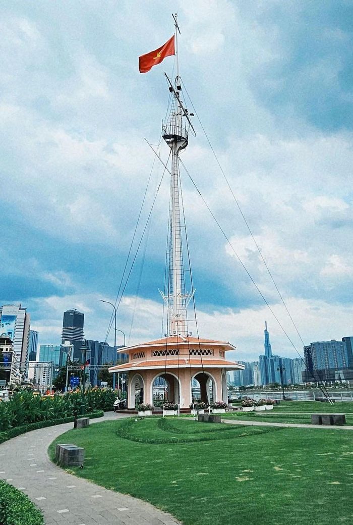 Cột cờ Thủ Ngữ (thuộc phường Sài Gòn), nằm ven sông Sài Gòn, đối diện bến Nhà Rồng. Đây là chứng tích lịch sử, gắn liền với sự kiện Nam Bộ kháng chiến, biểu tượng cho tinh thần chiến đấu với lời thề “Độc lập hay là chết” và ý chí kiên cường, bất khuất của đồng bào, chiến sĩ Sài Gòn-Chợ Lớn. Ảnh: TG