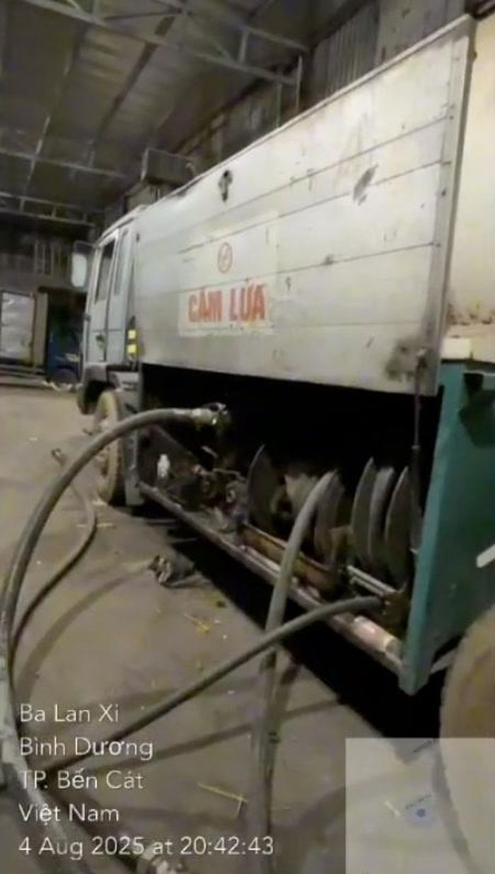Sang chiết gas trái phép trong nhà xưởng. Ảnh: Công an cung cấp