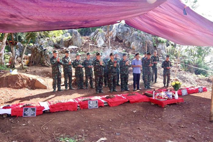 Đại diện Bộ Chỉ huy Quân sự tỉnh, Đội Tìm kiếm, Quy tập hài cốt liệt sĩ, lãnh đạo các địa phương thắp hương trước các hài cốt liệt sĩ được tìm thấy. (Ảnh: BCHQS tỉnh Tuyên Quang)