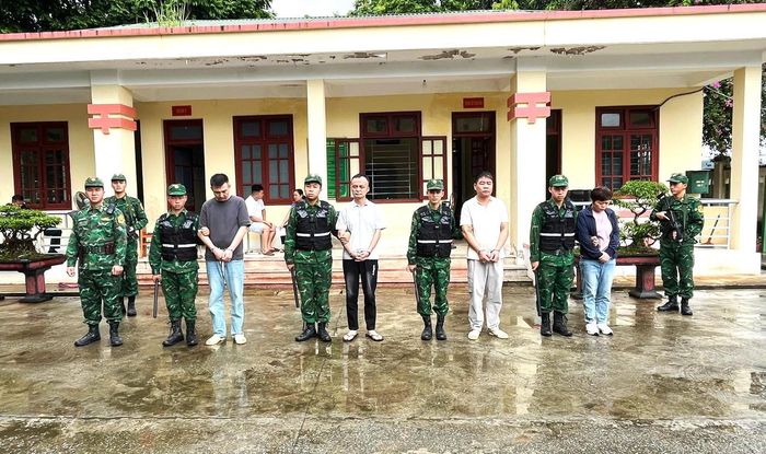 Các đối tượng xuất nhập cảnh trái phép bị Bộ đội Biên phòng bắt giữ. (Ảnh Bộ đội Biên phòng tỉnh Lào Cai).