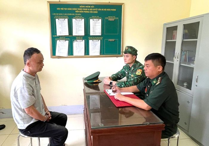 Đối tượng Lưu Trí Quân tại Đồn Biên phòng Cửa khẩu quốc tế Lào Cai (Ảnh Bộ đội Biên phòng tỉnh Lào Cai).