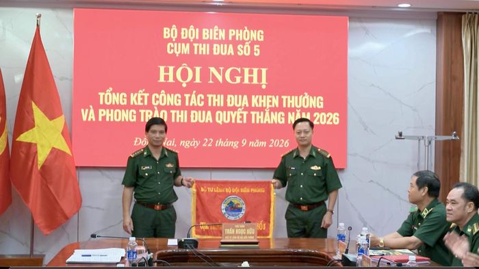 Bàn giao Cờ luân lưu Cụm trưởng cho đơn vị tiếp theo. Ảnh: Minh luận - Văn Giáp