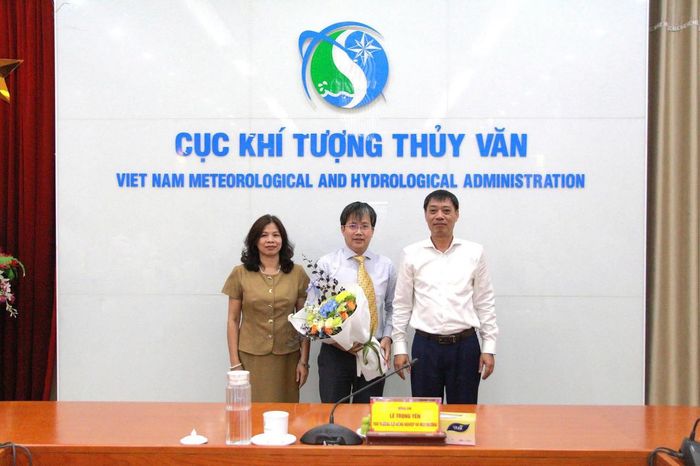 Lãnh đạo Cục Khí tượng Thủy văn chúc mừng ông Mai Văn Khiêm . Ảnh: Cục KTTV