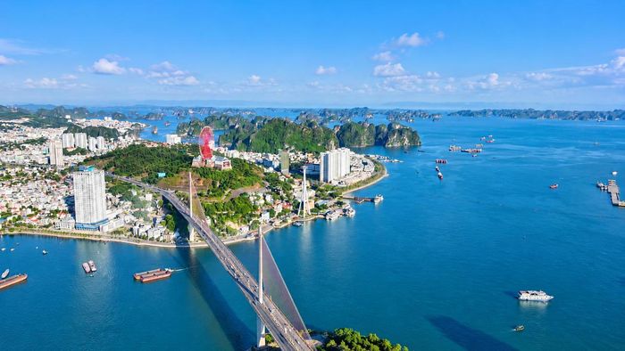 Với hạ tầng cảng bến được nâng cấp, chất lượng dịch vụ từng bước nâng lên cùng hoạt động xúc tiến, quảng bá và liên kết được đẩy mạnh, Quảng Ninh đang mở rộng khả năng thu hút khách du lịch tàu biển quốc tế. (Ảnh: Công Hoan)