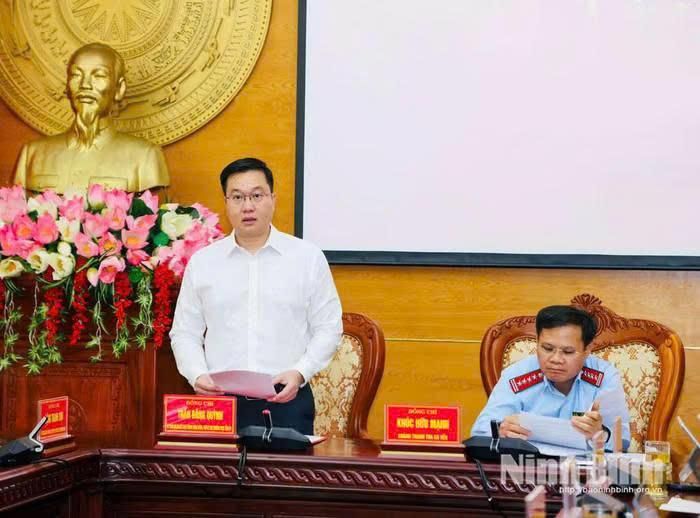 Ông Trần Đăng Quỳnh, Ủy viên Dự khuyết Trung ương Đảng, Phó Bí thư Thường trực Tỉnh ủy phát biểu tại hội nghị.Ảnh: Báo Ninh Binh 