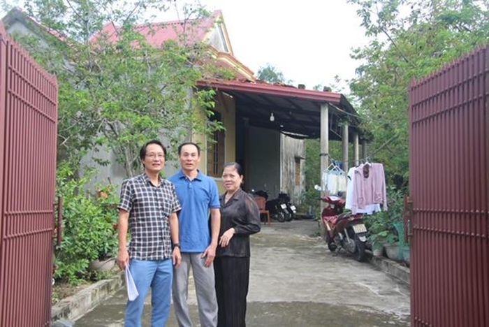 Vợ chồng ông Thủy, bà Hương cùng cán bộ phường Bắc Gianh trên mảnh đất vừa được tháo gỡ tranh chấp bằng hòa giải.