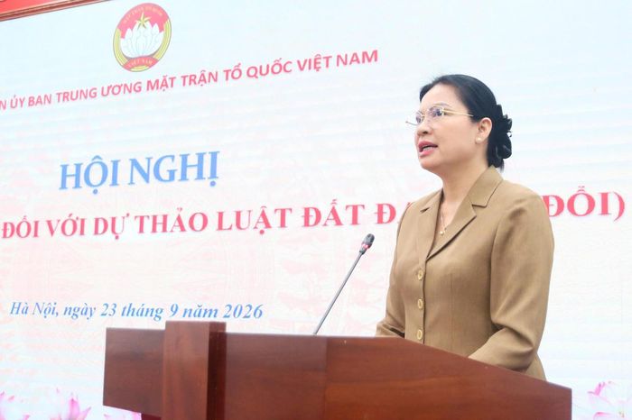 Bà Hà Thị Nga - Ủy viên Trung ương Đảng, Phó Chủ tịch - Tổng Thư ký Ủy ban Trung ương MTTQ Việt Nam phát biểu tại Hội nghị.