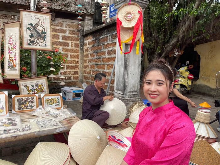 Du khách hào hứng trải nghiệm các hoạt động ở Làng cổ Đường Lâm.