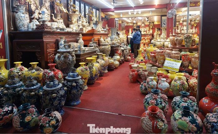 Cửa hàng gốm tại Bát Tràng. Ảnh: Quỳnh Nga