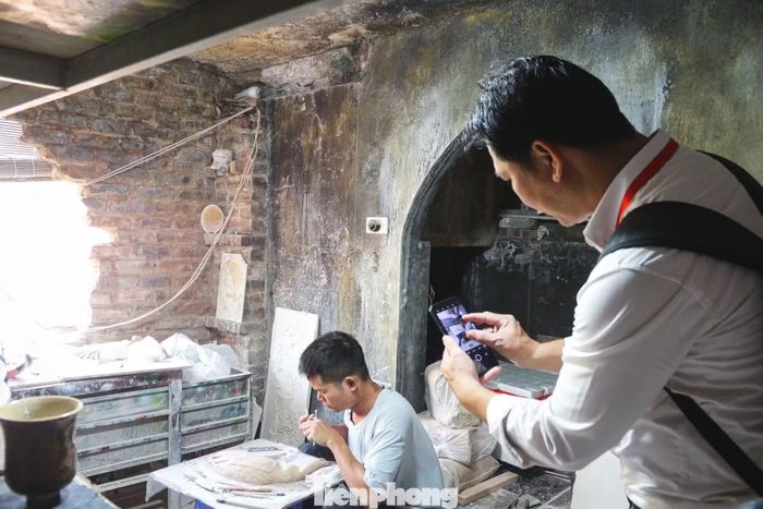 Du khách thích thú tham quan, trải nghiệm tại làng gốm Bát Tràng. Ảnh: Phùng Linh