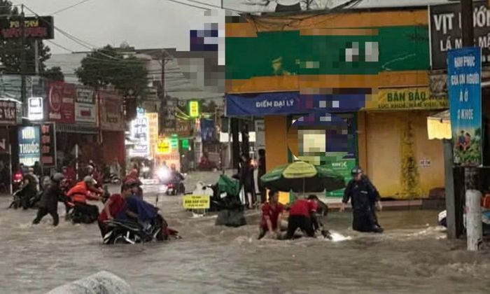 Nhiều người dân chật vật khi qua tuyến đường ngập