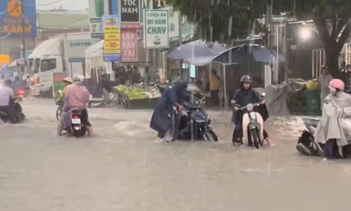Nhiều tuyến đường ngập sâu người dân bì bõm đi về