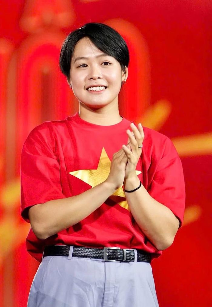  Khi MC hỏi về cảm xúc nhìn thấy quốc kỳ Việt Nam tung bay trên đấu trường quốc tế, Ngọc Trâm nhắc đến từ "tự hào". Với hành trình của mình ở ASIAD, Ngọc Trâm tiếp tục trở thành nguồn cảm hứng, tấm gương cho hàng triệu người trẻ. Ảnh: Thùy Linh. 