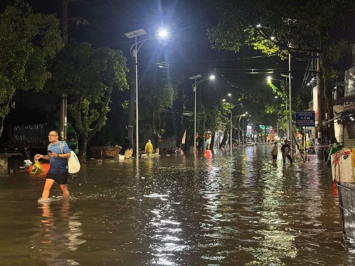 Mưa lớn khiến một số tuyến đường ở trung tâm Phú Quốc ngập cục bộ, gây khó khăn cho việc đi lại. Ảnh: H. Dung