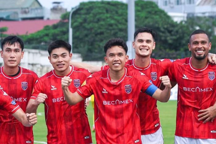 Minh Khoa đang đeo băng đội trưởng Becamex TPHCM.