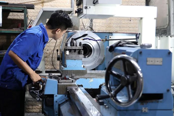 Sinh viên học tập trực tiếp tại các nhà máy, phân xưởng ở TPHCM. Ảnh: Nguyễn Dũng