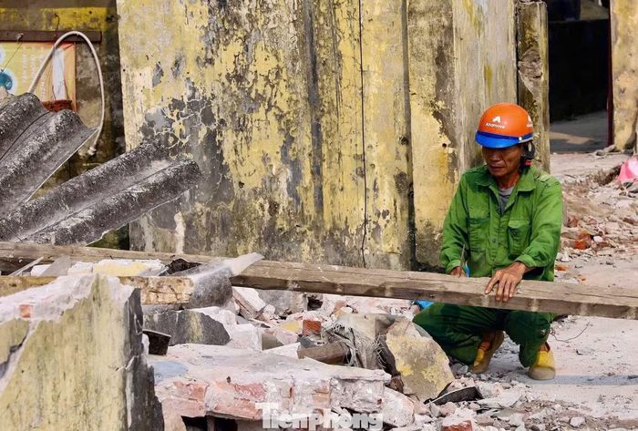 Cùng với việc tháo dỡ nhà cửa, các hộ dân thuộc diện giải phóng mặt bằng khẩn trương thu dọn đồ đạc, di chuyển tài sản để hoàn tất việc di dời.