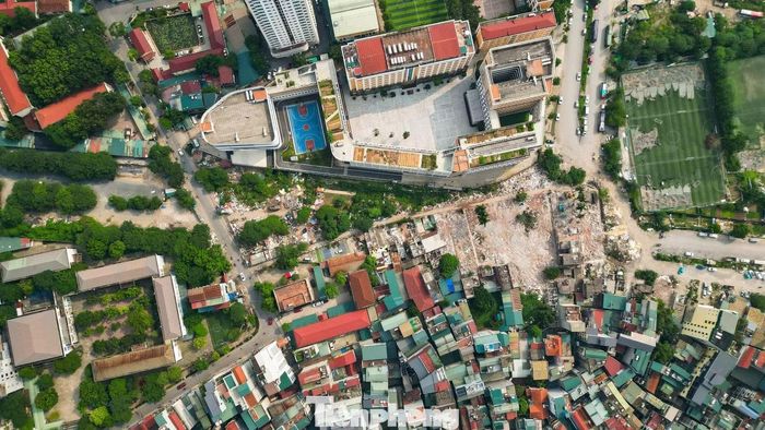 Hai đầu tuyến giáp đường Phạm Hùng và Lê Đức Thọ đã cơ bản hoàn thành, riêng đoạn qua ngõ 252 Mỹ Đình vẫn vướng mặt bằng, khiến tuyến đường chưa thể nối thông.