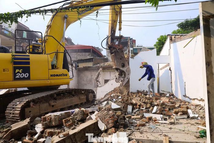 Những ngày này, việc tháo dỡ các công trình nằm trong phạm vi giải phóng mặt bằng được triển khai tại khu vực ngõ 252 Mỹ Đình. Theo kế hoạch, công tác giải phóng mặt bằng dự kiến hoàn thành trước ngày 30/9/2026 để bàn giao cho đơn vị thi công.