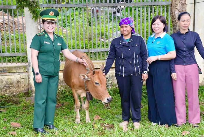 Chương trình “Đồng hành cùng phụ nữ biên cương” trao tặng mô hình sinh kế cho phụ nữ nghèo ở khu vực biên giới của tỉnh Nghệ An. Ảnh: Lê Thạch