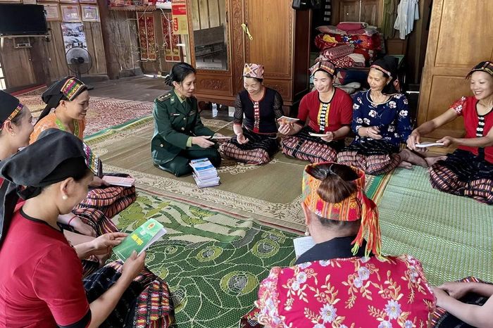 Một buổi sinh hoạt Câu lạc bộ “Phụ nữ tham gia bảo vệ chủ quyền lãnh thổ, an ninh biên giới” ở tỉnh Nghệ An. Ảnh: Lê Thạch