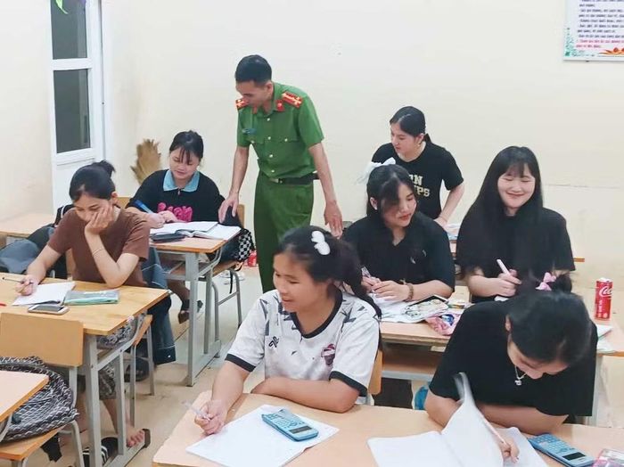 Thượng úy Bùi Văn Thông hướng dẫn tận tình cho các học sinh.