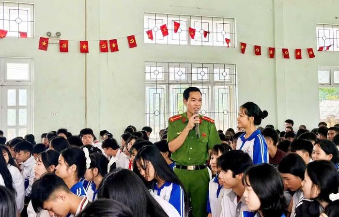 Thượng úy Bùi Văn Thông tuyên truyền pháp luật cho học sinh xã Ngọc Sơn.