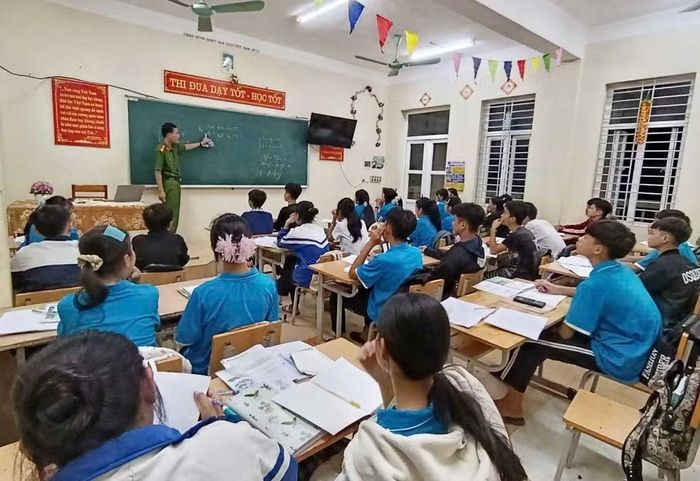 Thượng úy Bùi Văn Thông đứng lớp dạy học sinh xã Ngọc Sơn.