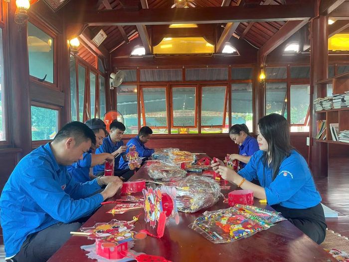 Trong ảnh Đoàn xã Mai Hoa tích cực chuẩn bị các hoạt động dành cho thiếu nhi trên địa bàn. Đoàn viên, thanh niên cùng trang trí, chuẩn bị quà và các phần việc phục vụ chương trình, với mong muốn mang đến cho các em một mùa Trung thu vui tươi, ấm áp.