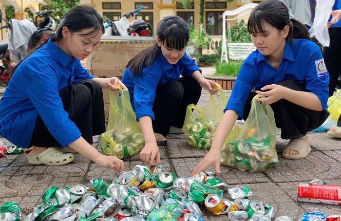 Thực hiện chương trình “Mỗi Đoàn trường - Một dự án tình nguyện”, CLB Góp Nắng, Đoàn trường THPT Cù Huy Cận (xã Vũ Quang) tổ chức thu gom phế liệu gây quỹ. Từ những chai nhựa, giấy vụn và vật liệu có thể tái chế, các thành viên CLB góp nhặt từng khoản nhỏ để gây quỹ, hướng đến tổ chức hoạt động và trao quà Trung thu cho trẻ em có hoàn cảnh khó khăn.
