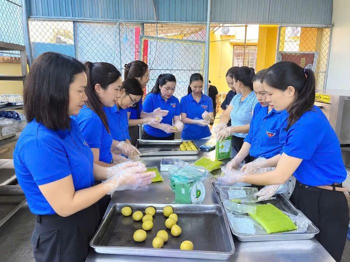 Chi đoàn giáo viên tại xã Đức Thọ cũng tổ chức làm bánh Trung thu để dành tặng các em học sinh có hoàn cảnh khó khăn trên địa bàn.
