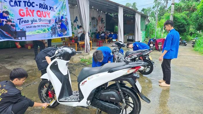 Hướng đến Tết Trung thu, các cơ sở Đoàn tại Hương Sơn tổ chức nhiều hoạt động thiết thực như cắt tóc miễn phí, rửa xe gây quỹ, tự làm đèn lồng và chuẩn bị quà tặng thiếu nhi có hoàn cảnh khó khăn.