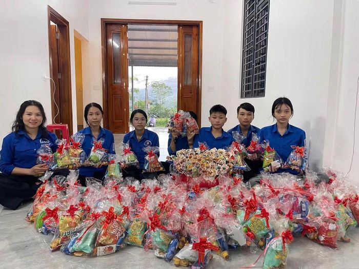 Tại xã Sơn Tiến, nhiều chi đoàn như Khe Cò, Văn Giang… tổ chức các hoạt động gây quỹ hướng đến trẻ em có hoàn cảnh khó khăn nhân dịp Tết Trung thu. Đoàn viên, thanh niên triển khai nhiều cách làm thiết thực như bán hàng, thu gom rác tái chế, qua đó gây quỹ trao quà, góp thêm niềm vui và động lực cho các em trong học tập, cuộc sống.