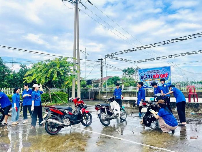 Những ngày qua, Chi đoàn thôn Mai Lâm, Đoàn xã Mai Phụ, tỉnh Hà Tĩnh tổ chức hoạt động “Rửa xe gây quỹ - Trung thu cho em”. Các đoàn viên, thanh niên trực tiếp rửa xe miễn phí hoặc nhận sự ủng hộ của người dân để gây quỹ tổ chức các hoạt động Trung thu, trao quà cho trẻ em trên địa bàn. Ảnh: HN