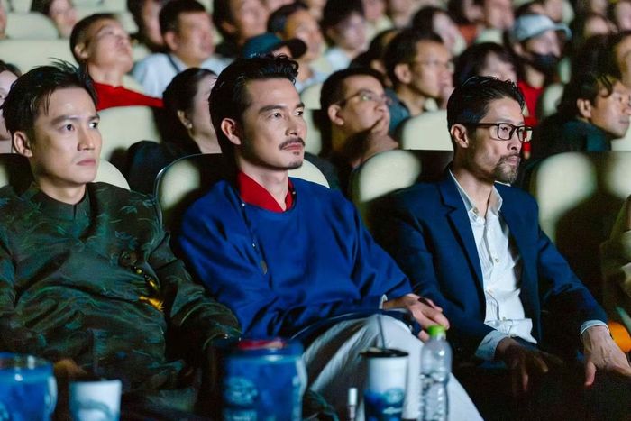 Johnny Trí Nguyễn cho rằng lựa chọn bám sát truyền thuyết khiến Hộ linh tráng sĩ phải trả giá, đánh đổi độ liền mạch trong cách kể chuyện của đạo diễn Nguyễn Phan Quang Bình.