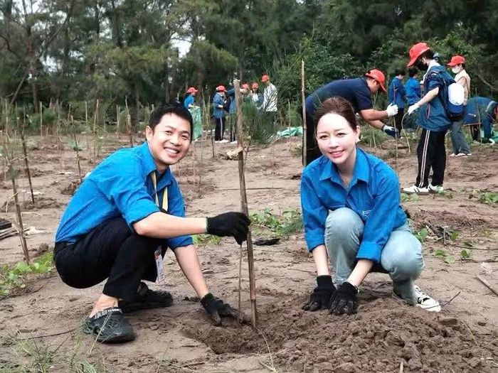 Đoàn viên thanh niên tham gia trồng cây mới trong ngày cao điểm. Ảnh: TĐNB