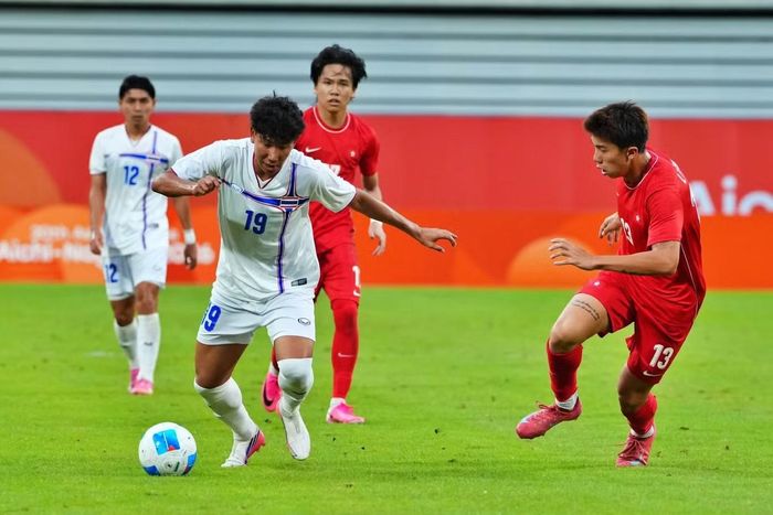 U23 Thái Lan (bên trái) thắng cả 2 trận đã đấu ở bảng A nhưng cũng thủng lưới ở cả 2 trận đó.