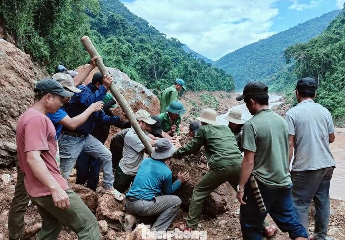 Vì thế, con đường đang được bà con mở lại không chỉ là lối đi giữa núi rừng. Đó còn là cầu ﻿nối giữa bản làng vùng biên với bên ngoài.