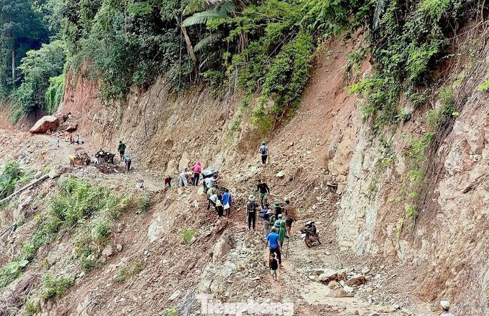  Tuyến đường từ trung tâm xã Mỹ Lý vào trung tâm bản Xằng Trên dài khoảng 5km, nhưng để đi hết các khu dân cư trong bản có thể lên tới 12km. Đây là tuyến giao thông﻿ quan trọng của 224 hộ dân với gần 1.000 nhân khẩu. 