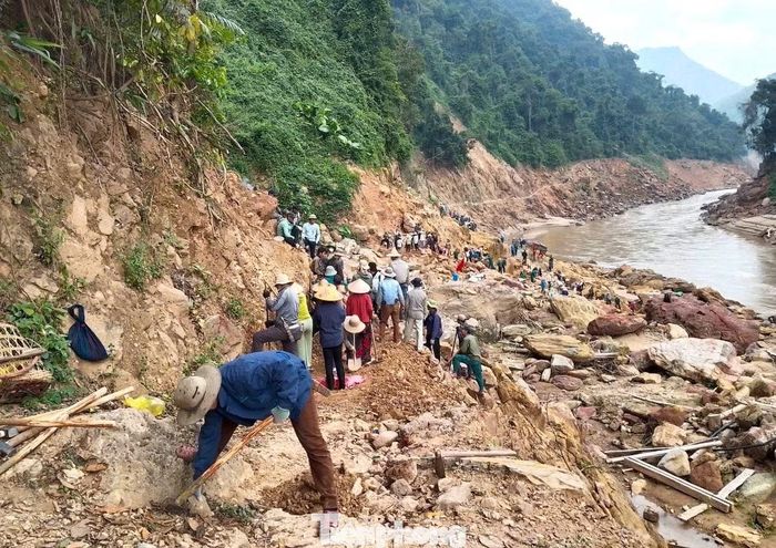 “Bản huy động gần 50 người tham gia mở đường, không chỉ để bà con đi lại thuận tiện mà còn tạo điều kiện cho các đơn vị đưa vật liệu vào thi công công trình sóng điện thoại”, ông Lô Văn Sáo nói.
