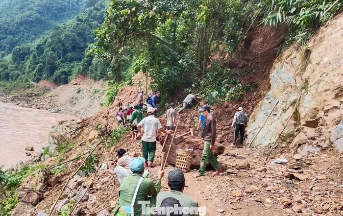 Theo Bí thư chi bộ bản Xằng Trên, việc mở đường lần này có ý nghĩa thiết thực bởi tuyến đường cũng là lối vận chuyển vật liệu phục vụ việc đưa sóng điện thoại về bản. Khi công trình hoàn thành, người dân sẽ có thêm điều kiện kết nối với bên ngoài. Đây còn là cầu nối để bà con tiếp cận nhanh hơn với thông tin mới, chủ trương, chính sách và các thông tin tuyên truyền từ cơ quan chức năng. Khi có sóng điện thoại, việc liên lạc với chính quyền và các lực lượng chức năng cũng thuận tiện hơn. Thông tin về thời tiết, phòng chống thiên tai, bảo đảm an ninh trật tự và những vấn đề thiết yếu trong đời sống có thể đến với người dân nhanh chóng hơn.