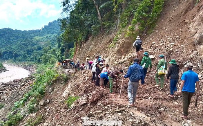 Không chờ đợi, bà con trong bản lại cùng nhau mở lối. Người phát quang cây cối, người cuốc đất, san nền, người vận chuyển đá. Mỗi người một việc, những đoạn đường bị hư hỏng dần được khơi thông.